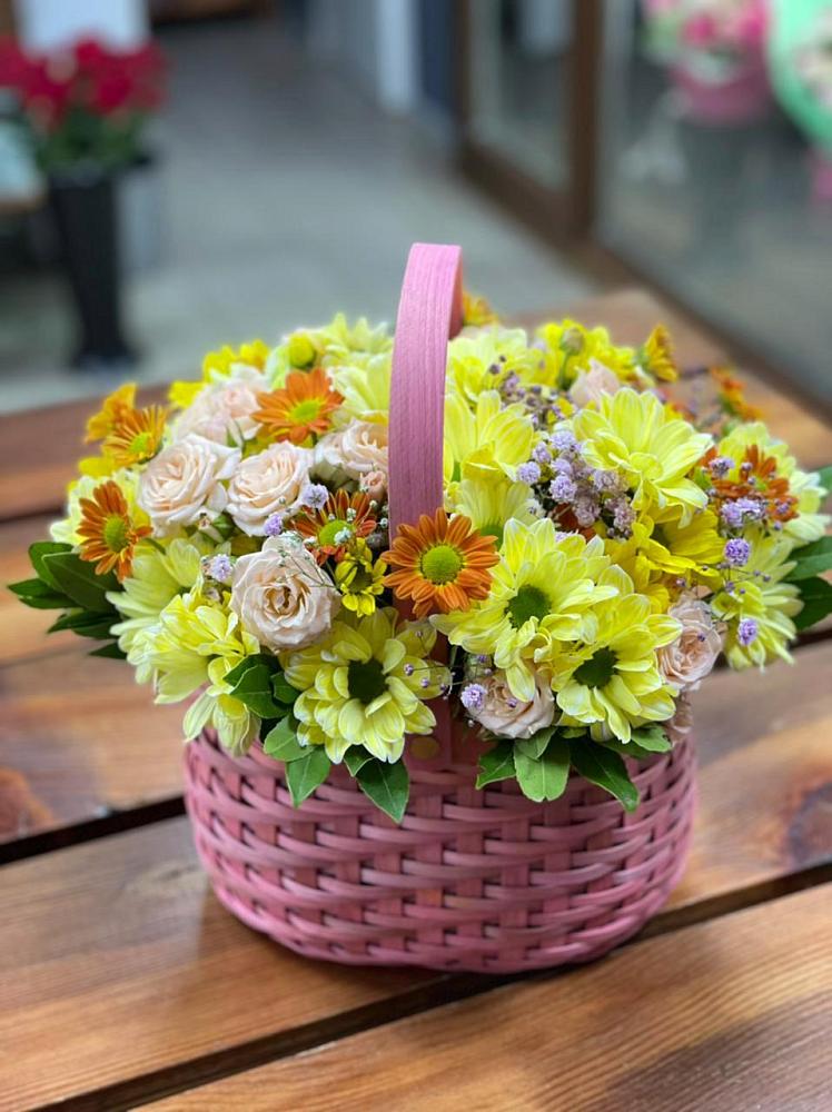 Цветочная композиция из Хризантемы и Розы в корзине в Бунятино