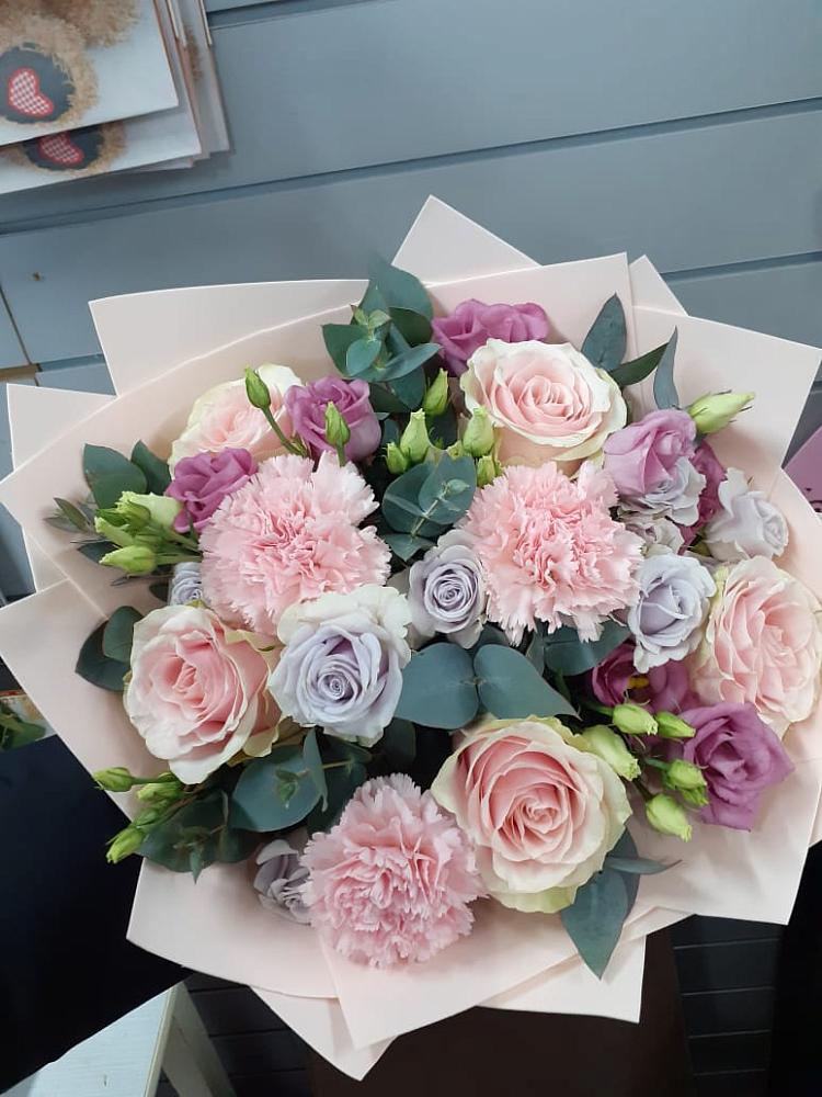 Букет цветов из: Розы, Гвоздики и Лизиантусы в Бунятино