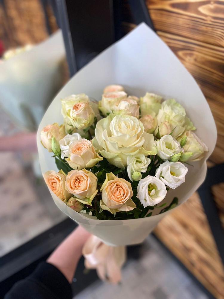 Букет цветов из: Розы и Лизиантусы в Бунятино